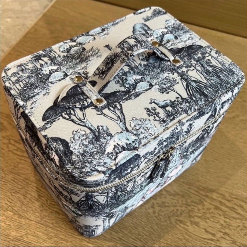 🎉HP🎉 Dior Beauty Around The World Vanity Cosmetic Bag Blue Toile Print Bag - Picture 3 of 12